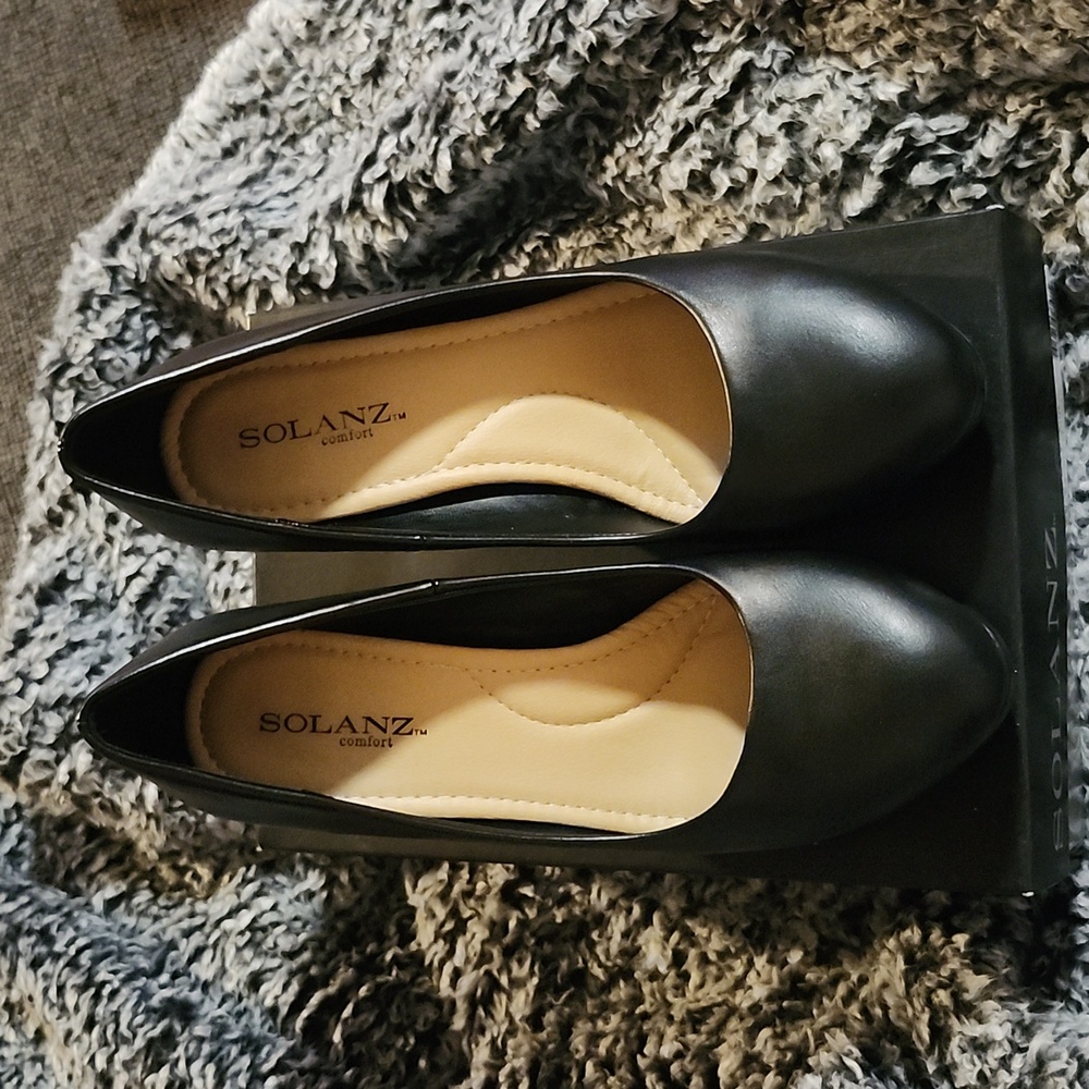 Black pumps